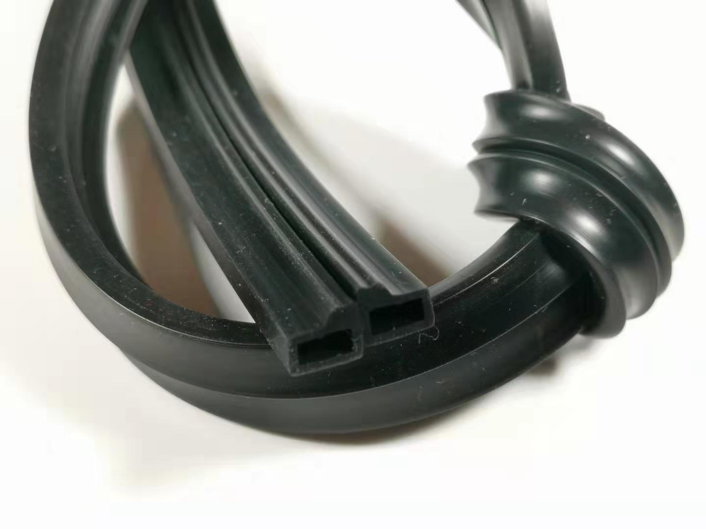 Customized extrusion and spliced rubber seal parts